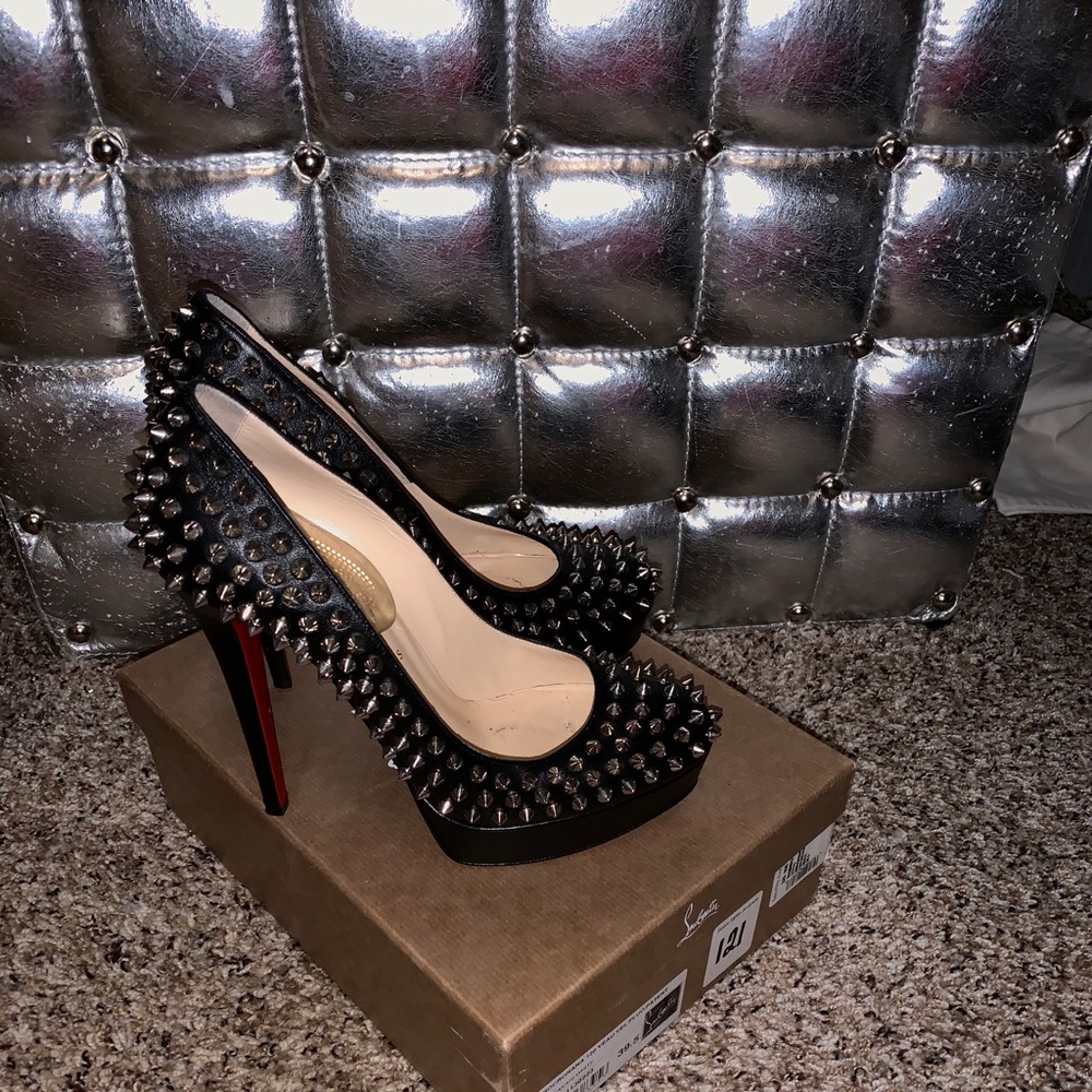 💥SOLD💥Studded louboutin